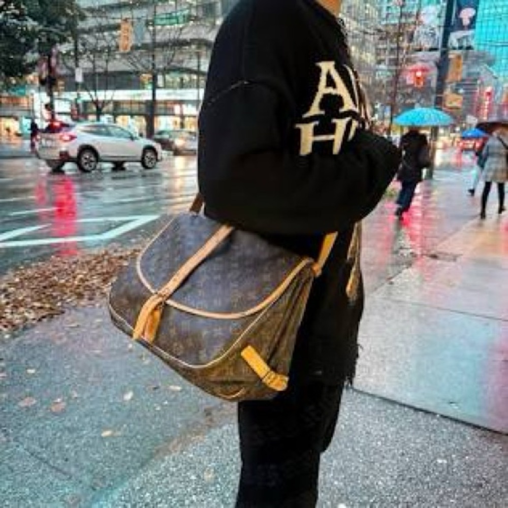 SOLD Louis Vuitton Saumur 35 Monogram Crossbody / Shoulder Bag - Picture 16 of 16